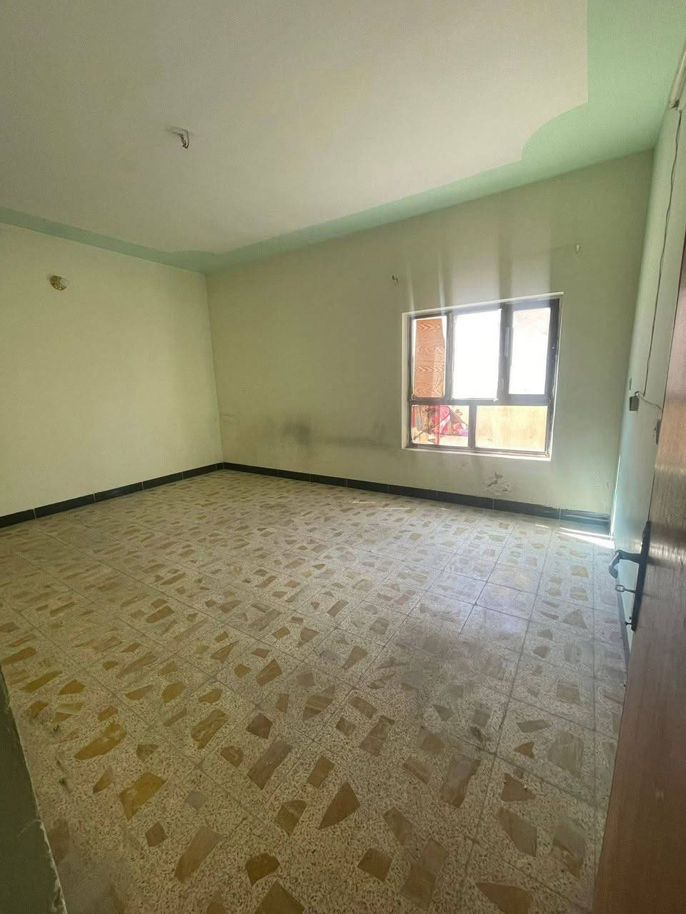 بيت للايجار بشارع ٦٠ يم حراير مجمع اليرموك مكون من ٣ غرف نوم كبار وهول ومجموعه صحيه ومطبخ مابيه كراج السعر ٣٠٠ الف قفل للاستفسار التواصل واتساب ***********
