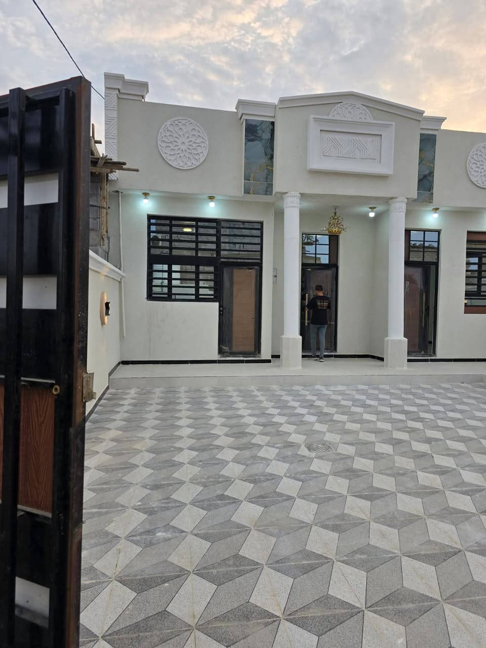 دور سكن للبيع بناء 2025
جنس العقار طابو ملك صرف زراعي بسم عراقي اصولي سند ٢٥

#المساحه240متر

يحتوي البيت على غرف  منام2
و ديوان
و مطبخ 
او مناور
و صاله و وصحيات داخلي وخارجي 
كراج ساره حديقه
العنوان بصره كوت ثوني مقبيل صنعيه حمدان100متر
موقع راقي 😎 

جميع الخدمات متوفره ماء كهرباء شارع 8 
شغل البيت كله درجة أولى

السعر75 مليون  و بي مجال للشراي
للاستفسار تصل‪ ***********
ابو رقيه
