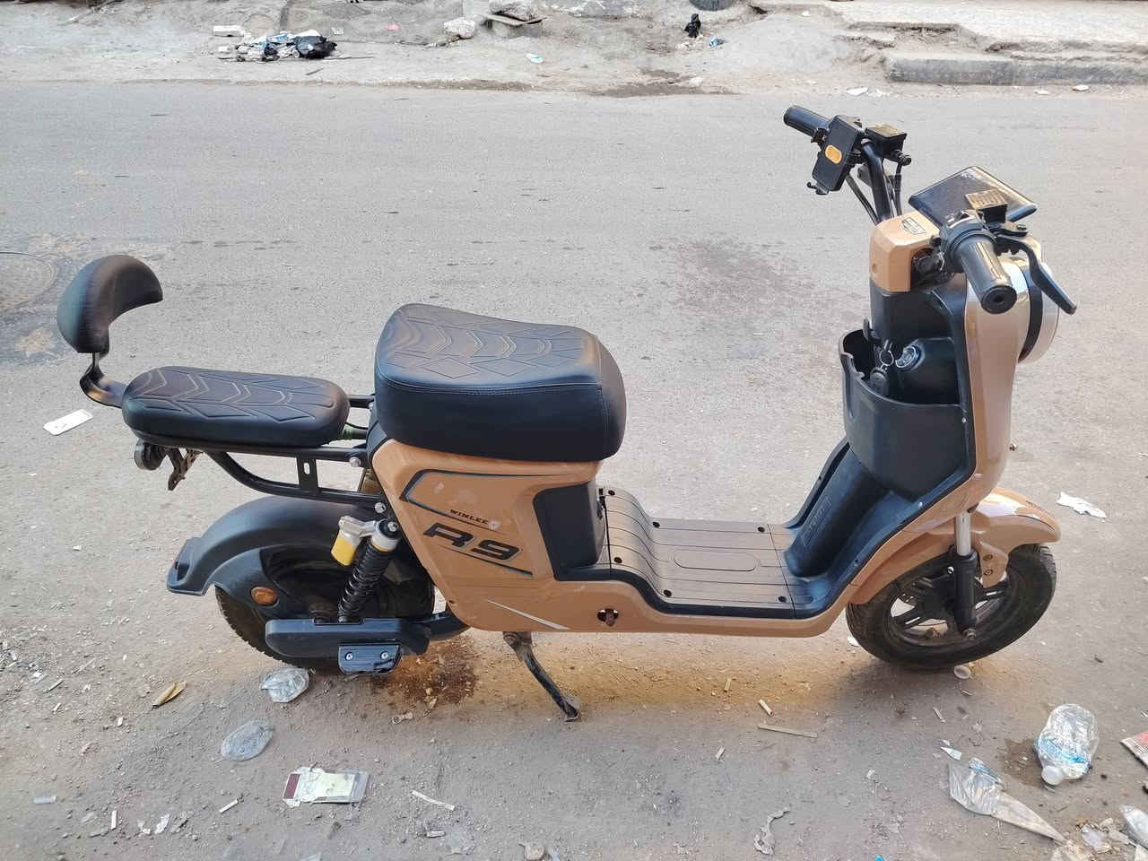 السلام عليكم
دراجة شحن R9 للبيع 
( مواصفاتها ) 
• خمس بطاريات 
• سويج + بصمة
• منفذ USB لشحن الهاتف 
• إضاءة ملونة
• نظام البگ ( الرجوع إلى الخلف )  
• دبل اشارة
دراجة نظيفة جداً السعر 450 ألف وبيها مجال بسيط للشراي
استخدام اقل 9 أشهر


**إذا كنت صاحب هذا الإعلان وتريد حذفه لأي سبب، رجاءا أرسل رسالة إلى الدعم الفني**