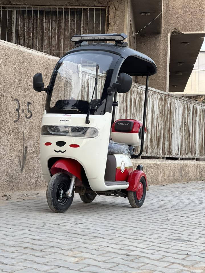 سلام عليكم شباب دراجه  تكتك ثلاث عجلات اللبيع دراجه زيرو زيرو بعدها استخدامها 12يًوم  فقط وصل شراء موجود دراجه بعدها زيرو كل غراضها كامله وجاهزه تجي وتفحص وشوف بعينك كل عيب ونقص مابيها. مواصفاتها تخبل 

الموديل 2026
بطاريات5 دبل  
النوع 3عجلات 
السرع 1.2.3
قمريه تحمي من الحر ومطر 
تشغيل عن بعد 
جهاز انذار السرقه 
بريكات 3 بل رجل وثنين بل أيد 
بلوجكتر فوق قماره 
سماعه بلتوث بيها 
شاشه تاك تعرض الكً كل عطل 
دراحه كلش نضيفه ومهتم بيها بعدها وكاله 
لونها مميز كلش 
دراجه تناسب جميع الذواق 
ماسحه اماميه ال مرايه 

سله خلفيه 
اشاير رباعيه
تايرات جوبلس 
بريكاتها بل مكان 

اي استفسار اتصال 

***********
العنوان بغداد
