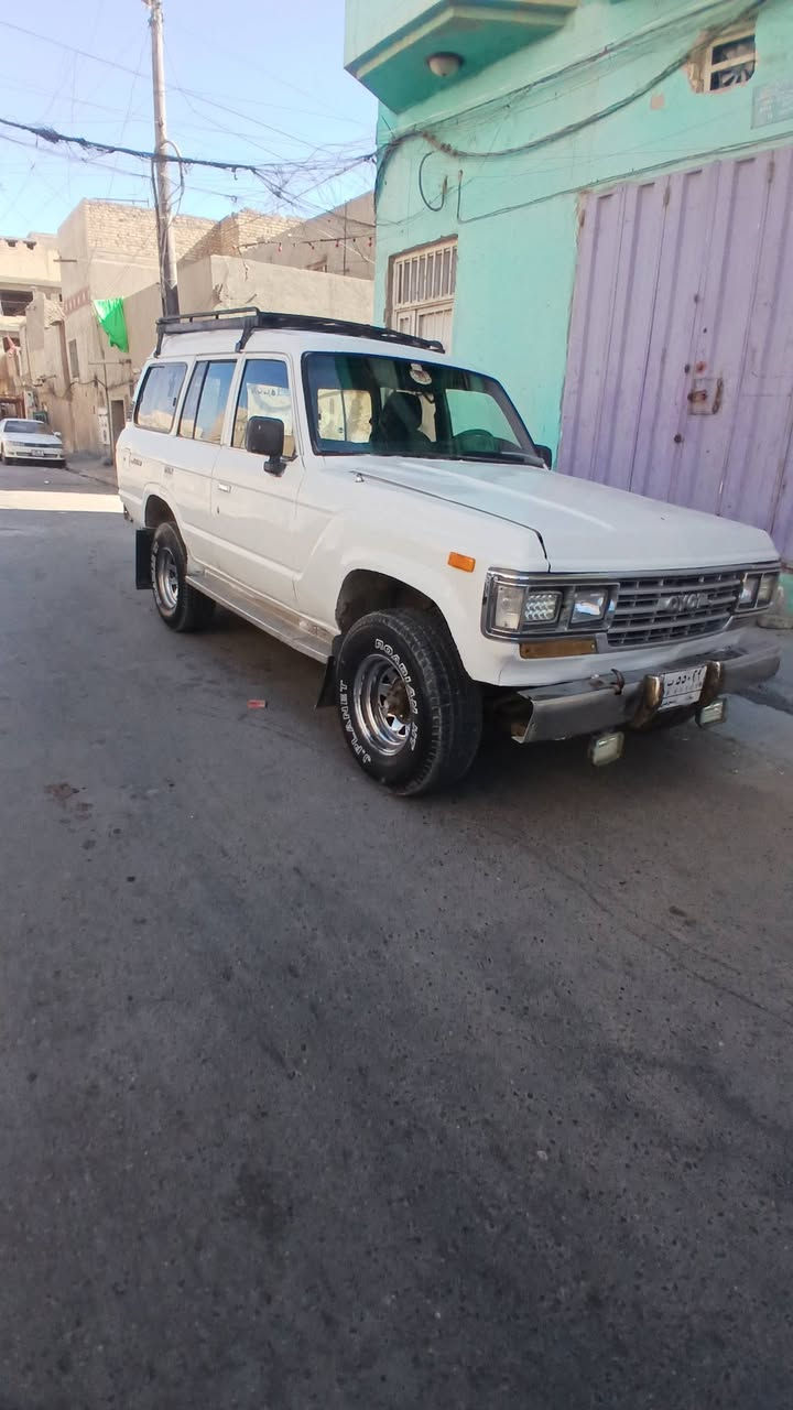 سلام عليكم سيارة لاندكروز موديل ٨٩صبغ عام جماليةمكينة كير مال ملكة ٣٠٠٠السعر٣٥وبيه مجال الرقم للتواصل الرقم ***********
