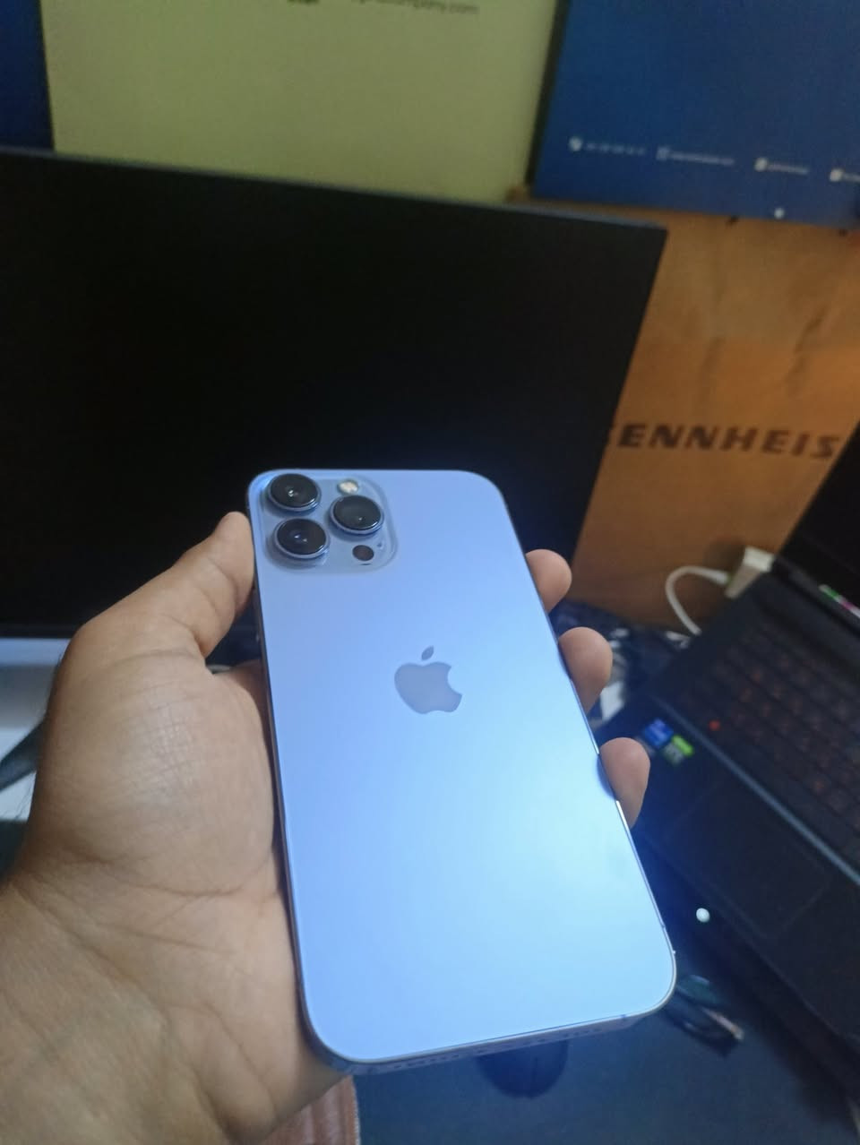 13 pro max 

بطاريه معلايه من ٨٨ ل ٩٦

لون بحري 

نضافه ٩٩٪؜

غير مفتوح 

نموذج C/A

ملحقاته كارتونته وحافضه اصليه 

سعره ٧٥٠ وبي مجال قليل 

مكاني السدير قرب المستوصف القديم. 

للتواصل واتساب ***********
