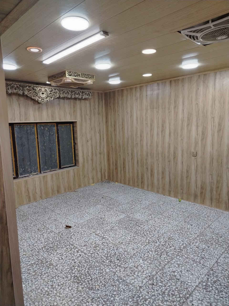 السلام عليكم. 
بيت للبيع 150 متر 7.5 ×20 في بغداد منطقة حي الفرات قرب مطار بغداد زقاق 18 قرب مدرسة الطبري بظهر جامع  الفرات مباشرتا اول قطعة بضهر الجامع  أرقى مكان بحي الفرات
بناء قديم بس ترميم جديد يحتوي على صالة مطبخ حمام عدد 2 وغرفة نوم عدد3 الأرضي 2 نوم والطابق الثاني 1 نوم  وطرمة كبيره  
للأستفسار الاتصال *********** متوفر واتساب
