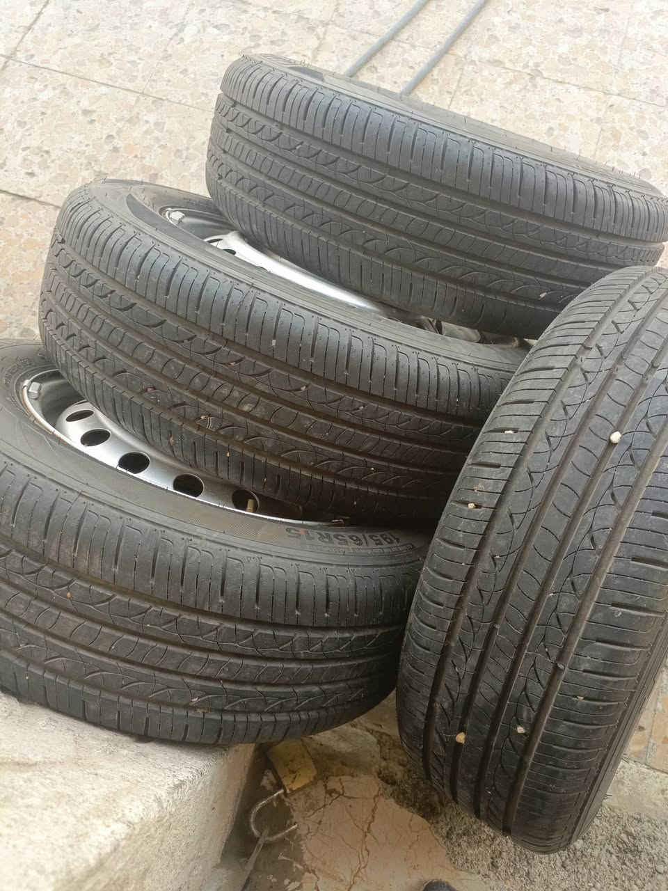سلام عليكم
تخم ويل عادي + تخم تاير 195/65/15 
تايرات جدد نظافة 99% انتاج 25
*********** /رفاعي
