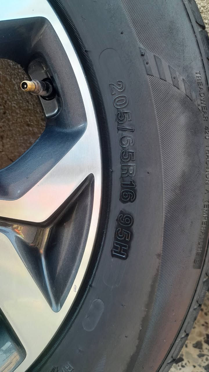 السلام عليكم تخم ويل حجم ١٦ هنه والتايرات نص عمر مكاني قضاء المدينه السعر ٢٠٠ الاتصال ***********
