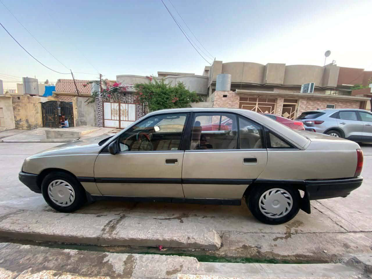 السلام عليكم
أوميكا 88 
سياره بسمنا سنويه لي 2031
هزا جديده قبل 3اشهر 
محرك نضيف 90%
كير اوتوماتيك نضيف حيل  طخم نضيف 
طخم تاير جديد 
كهربائيات شغاله 
لايت زينون 
قفل مركزي داخل شركه 
الغرفة يعوزها ترتيب
السعر 32 وبيها مجال 
الهاتف *********** 
***********
