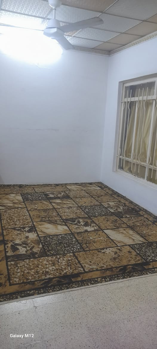 السلام عليكم دار البيع المساحه 200 متر طابو زهور شرط التحويل يتكون من خمس غرف نوم و الطابق الاول استقبال هول كبير وغرف نوم عدد 2 ومشتملات طابق ثاني غرف عدد 3 ومطبخ ومشتملات وسطح ناصي وسطح عالي الدار  #123سعرو الاستفسار اتصال عل رقم ***********   مكان البيت #حي البكر قرب #تيم #مارت
