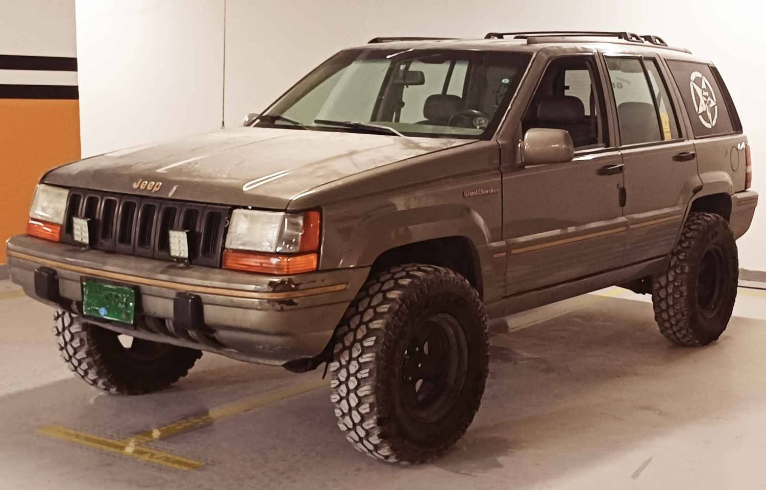 بەناوی خوای گەورە 
بسم اللە اڵرحمن الرحیم 
جێب گراند چیرۆکی ۱۹۹٥ zj بۆ فرۆشتن گۆڕینەوە ناکەم تەنها فرۆشتن   ئاڕمی پلاستیت سلێمانی سەیارەکە تازە مەکینەم بۆ گۆڕیوە  شەش بستۆن سەیارەکە زاهیرەن بێ عەیبە ئەکسلی دواوەی لە دوای حەفتا ونەیەی تیایە  چوار تایەی جەبەلی لە ژێرایە بەرز کراوەتەوە  ئەزیزەکەم گاردنی پێوەیە بەڵام کڕیومە دەبڵم ڕانەکێشاوە لەبەر ئەوەی ڕاستەی دەبڵ گێڕەکەی پێوە نیە خوا ئاگادارە نازانم لە کوێ هەیە بۆی بکڕم ،،،  ماشەڵا هەیکەلی جوان ماوەتەوە دەعمو بۆیاخی نیە  مشتەریت لە خزمەتام ماسی لە بەحرا سەوا ناکرێ  لە سلێمانیم سەر شەستی نرخەکەشی ٤۲ وەرەقەو مەجالێکی کەم 
ژمارەی تەلەفون :- ***********
ژمارەی تەلەفون :- ***********

ئەگەر  ڕەسمی ترت  ویست بۆو نانێرم وەرە لە نزیکەوە سەیری بکە ،،،،خۆشەویستن السليمانية, العراق
