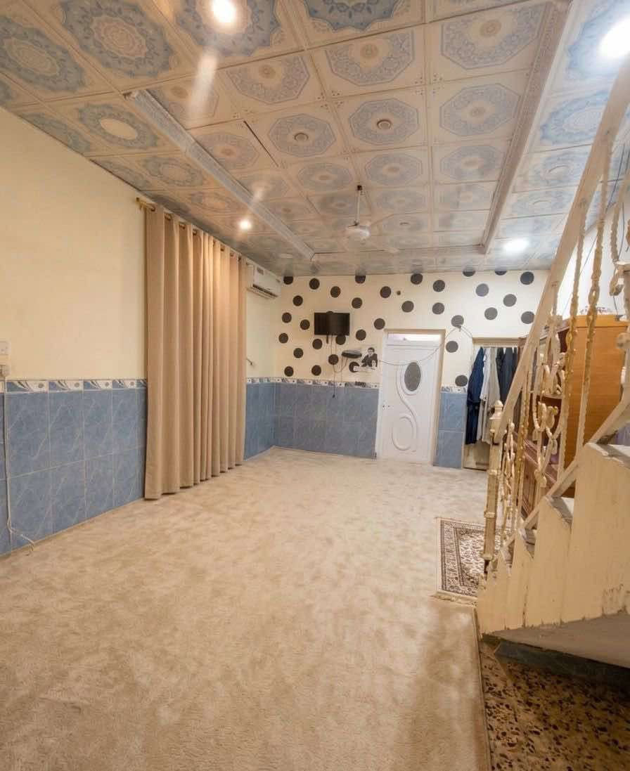 السلام عليكم 
بيت للبيع المساحة 150 م والواجهة 6 متر يتكون من غرفة وصالة وصحيات ثنين داخلية واحد خارجي طابو صرف سنة البناء 2015 العنوان حي العسكري مقابيل عمارة النسر 
يرهم مبادرة 
للاستفسار : ***********
