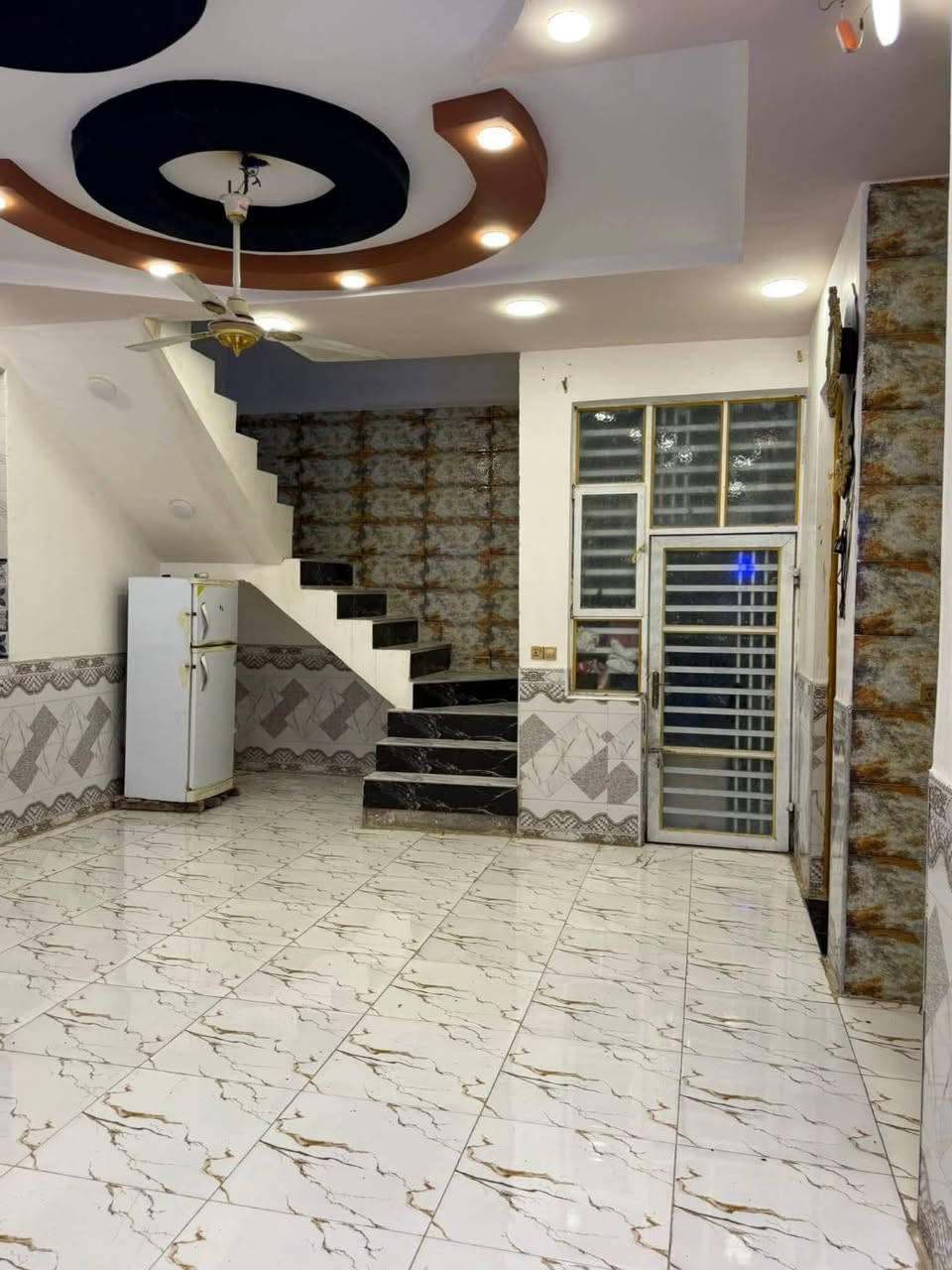 #عرض
للبيع دار مساحة 200متر طابقين يحتوي على 6غرف نوم بناء جناي صب كونكريت 
الموقع حي النداء منطقة 53
السعر 170وبي مجال 
للاستفسار التواصل واتساب ***********
