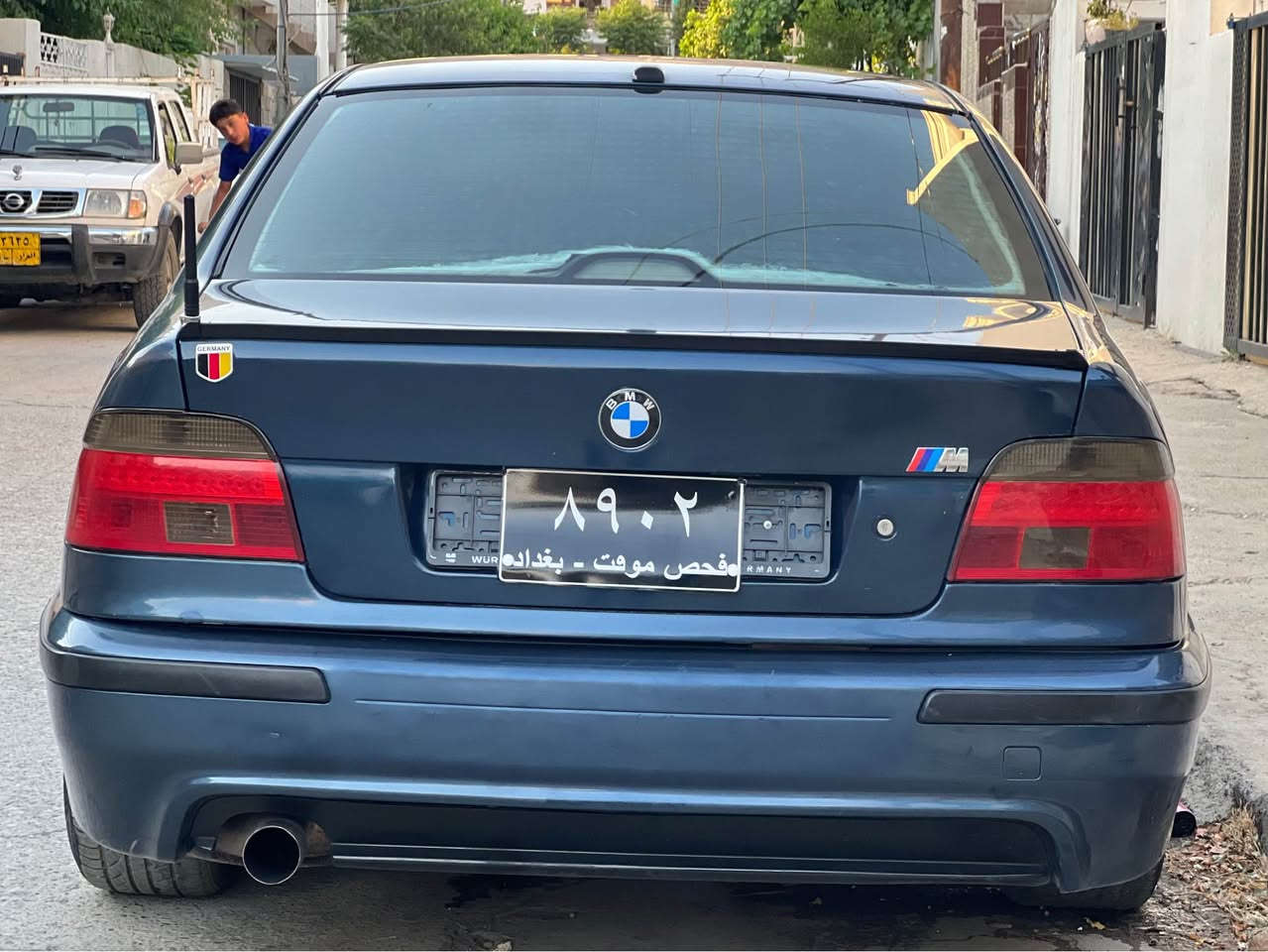 بیئێم سەقەڕ ۲٠٠۱ 
مەکینە ۲٥ دەبڵ دیجی تاڵ
فول مواسەفات بەس سڵایت نیە  
ناوزەرد دەریو ناوێی لۆک لۆکە 
پێشو پشت کەپس لێدرنی نیە ڕگلەوقەپو قۆپیو شوختی نیە 
کامل پەمپ کراوە لەسەر کاڵ بونەوە  تەبریدی لەسەر سویج  ساخە سەیارەکە 
ویلو دەحامیو M 
*********** گۆڕینەوەش دەکەم بەشاهینە Singapore

