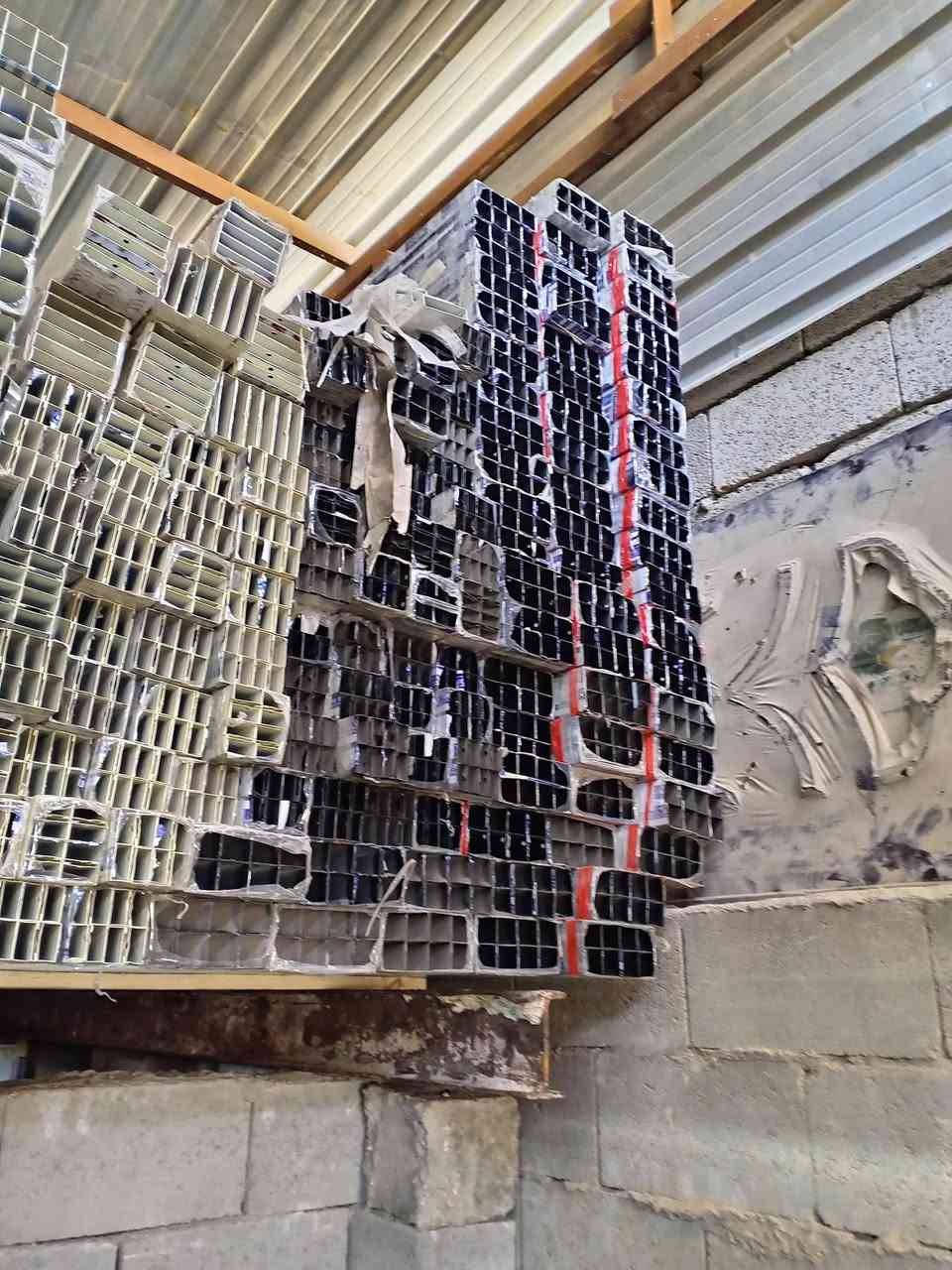 يوجد لدينا مقطع صيني كريمي واسود السعر 8 دولار  ***********
