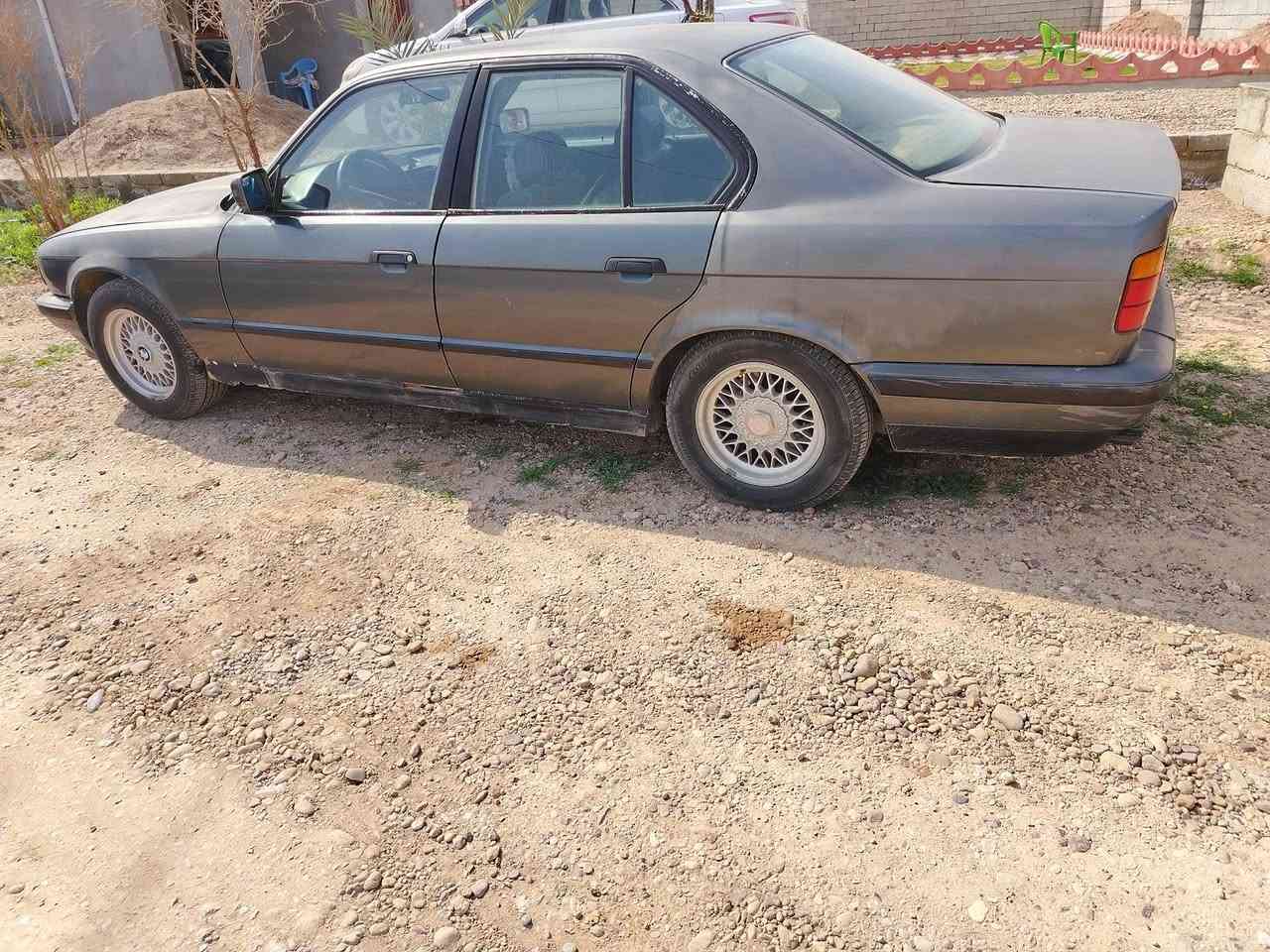 السلام عليكم للبيع بي ام 520 كير عادي محرك  مفتوح مال گصه قبل فتره شديته لا تنقيص ولا تبخير  تخم تاير باتري جديد تبريد شغال حداديه تعبانه سنويه بسمي لل28 مابيها خياس والگشر شوف العين السعر 40وبيها مجال ***********
