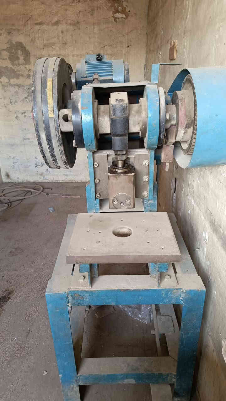 بريس عشره طن كلش جديد ونظيف للبيع العنوان بغداد باب الشيخ ***********
