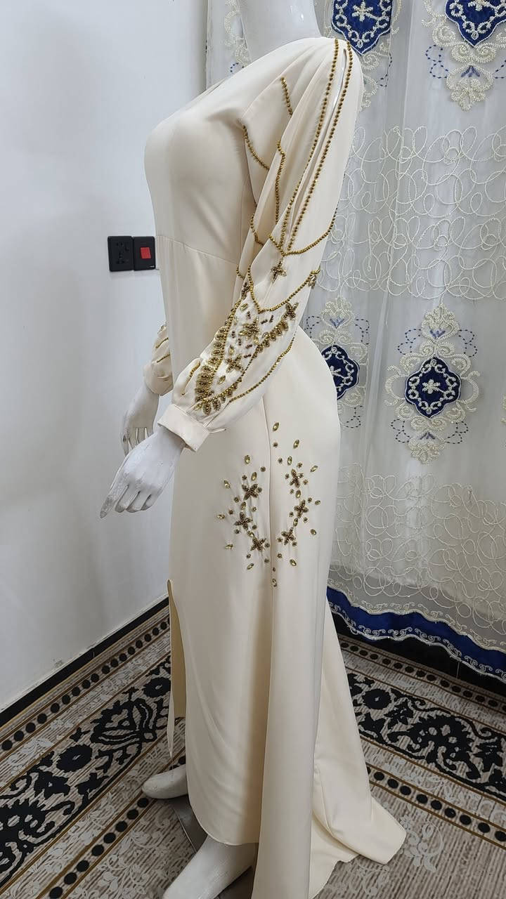 🌟فستان راقي بلون اوف وايت الملكي 🌟اذا تحبين الاناقة والبساطة مع المسة فخامة. هاذ الفستان الك 👌🤍✨قماش ناعم وانسيابي يبرز جمال الجسم✨شغل يدوي ذهبي راقي علئ الاكمام يضيف المسة فخامة ✨تصميم طويل بفتحة امامية خفيفة لستايل عصري وانيق.✨ مناسب للمناسبات. السهرات والخطوبة والمهر اطلالة هادئة لكن تخلي الكل يلتفت 👑📩للحجز والستفسار مراسلة الصفحة. توصيل متوفر


**إذا كنت صاحب هذا الإعلان وتريد حذفه لأي سبب، رجاءا أرسل رسالة إلى الدعم الفني**