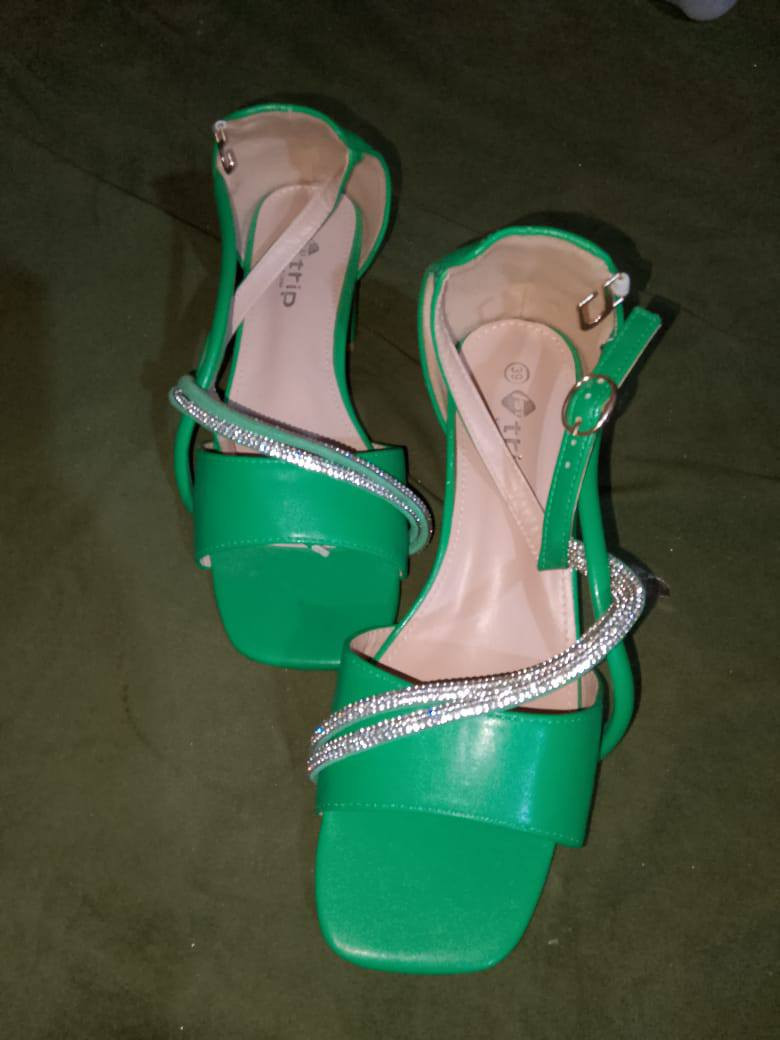 الاحذاء جديد و قياس 39
لبست الاطفال جديه ملبوسه بس مره 
و فستان الابيض طويل ملبوس مره 
و فساتن مروني قصير جديد 
توصيل اكو


**إذا كنت صاحب هذا الإعلان وتريد حذفه لأي سبب، رجاءا أرسل رسالة إلى الدعم الفني**