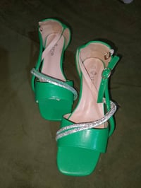 حذاء ٣٩ • فستان أبيض طويل • فساتن مروني