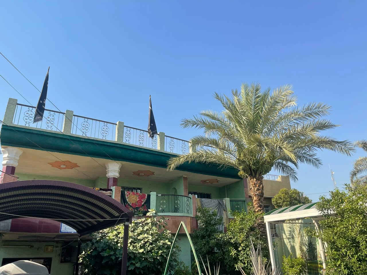 سلام عليكم.                                                                      بيت للبيع عنوان بغداد المدائن سلمان باك شارع الطابو بصف الطابو المساحه 480م يحتوي البيت عل كرجات ٢ وحدائق ٢ ومحل البيت طابقين حتوي عل غرف 6 هول مطبخ ستقبال كندور حمامات ٣ صاله ٢ منور داير ماداير البيت بيت مساحه خير من الله بيت جبير  بيت داخل كله حديث بناء الداخل 2023 والخارج 2013 البيت كله كاشي وسيراميك ستفسار البيت رقم الهاتف ومازنجر رقم الهاتف ‭***********‬
