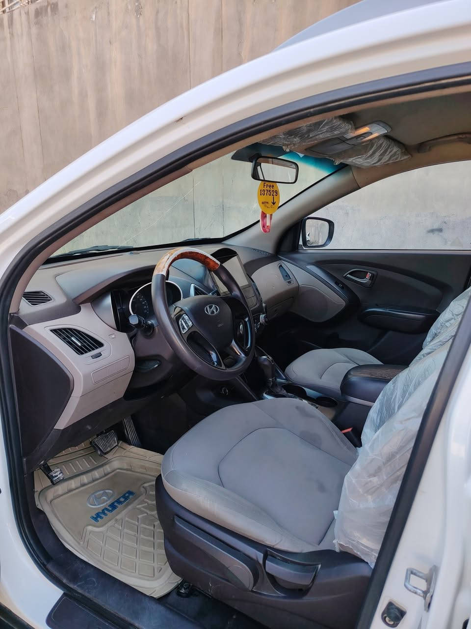 السلام عليكم ورحمة
توسان 2015 مكفوله عدا خشم البنيد فقط موضح بل صوره  (مو صبغ عليه فابلون فقط خشم البنيد) 
ويل كروم اسود
تبريد قطعتين 
اشاير بل مري
لد نهاري. 
باقي مواصفات معروفه 
سياره نقصها فقط حداديه 
***********
سعر160وبيها مجال
