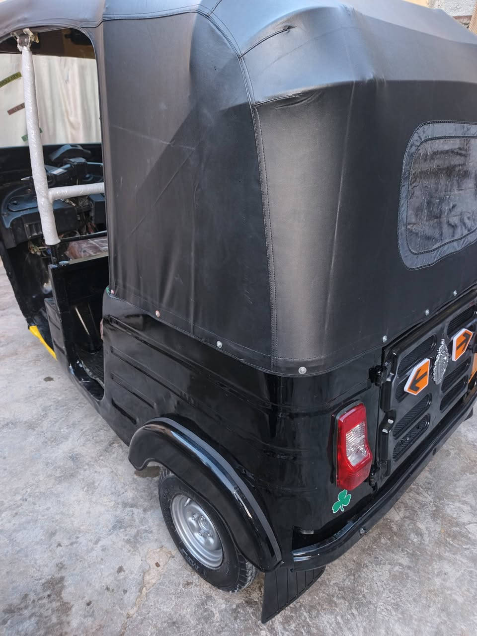 السلام عليكم تكتك للبيع موديل 2017 بشهر 11 بيه مكينه مال 20  مصبوغه لجماليه فقط المكان كربلاء التكتك اوراق سعره 3 و 300 وبيه مجال ***********
