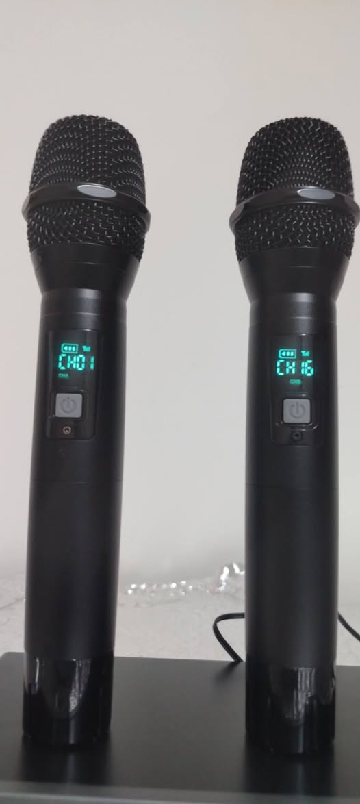 السلام عليكم ورحمة الله وبركاتة خدام الحسين مايك لاسلكي باله جديد بكارتونته وجيسه مامستعمل دبل يده المايكات حديد ثقيل موبلاستك الرسيفر كذالك حديد ثقيل مده حقيقي100متر اي استفسار هذه رقمي *********** اخوكم وخادمكم ملا عصام الكربلائي
