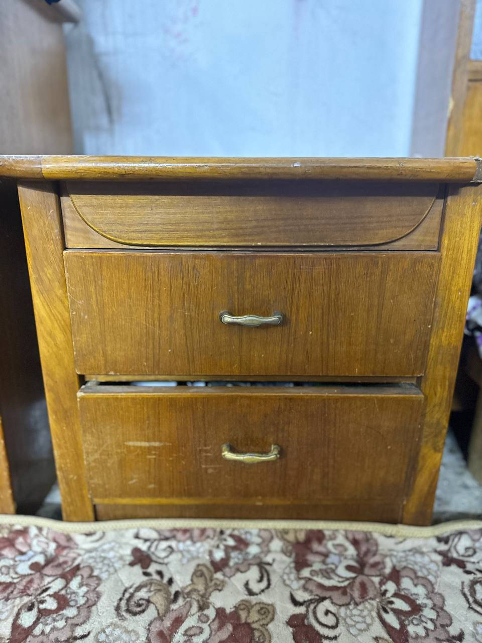 سلام عليكم
غرفة نوم للبيع 
خشب صاج اصلي الغرفه نضيفة مابيهه اي ضرر 
الغرفه بدون جربايه 
تحتوي على كنتور 6 بيبان كبير+ميز مرايه+كومديات2+ميز تلفزيون
للاستفسار الاتصال على الرقم
***********
