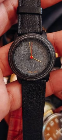 كوارتز سويسرية • وجه غرانيت رمادي • حزام جلد أسود