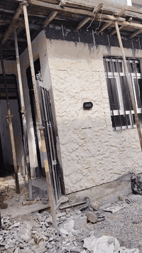 دار لبيع المساحه ٦٤متر مربع كامل غرفه نوم واستقبال ومطبخ وصحيات العنوان باب الحاره يبعد عن الشاره ٨مترات التواصل ***********
