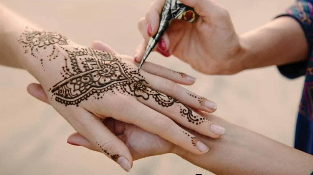 توفرت الان جديد  🥰 احجزي قبل العيد 🙂
عصارة حنة +  طبعات نقش حنة الاصليه
نقشات والوان حنه تخبل 
ماتروح بسهوله لا ماء ولا اي شي ثابته الاصليه
عصاره حنه + طبعات كارت وشم السعر 5 الف
متوفر توصيل لجميع المحافظات 
حجز اوستفسار مراسله الصفحه  👇🚚


**إذا كنت صاحب هذا الإعلان وتريد حذفه لأي سبب، رجاءا أرسل رسالة إلى الدعم الفني**
