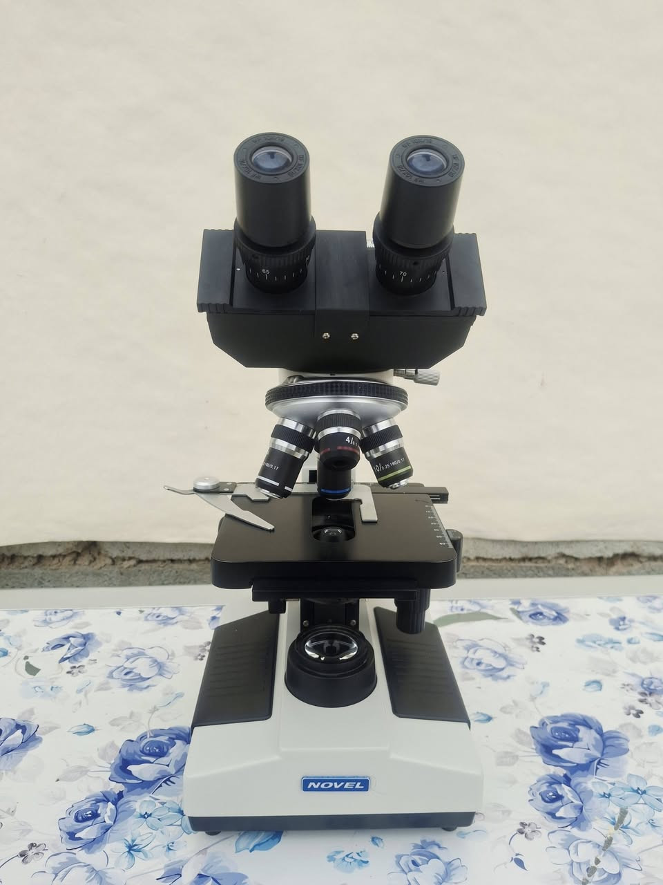 اجهزة مختبر للبيع 
مجهر وفان كير 
سعر المجهر ب 170 جديد وبيه مجال 
الفان كير سعره 550 وبيه مجال 
***********
