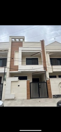 دار حديث للبيع المساحه 110 متر الواجهة 5.50 والنزال 20 يحتوي على مدخلي...