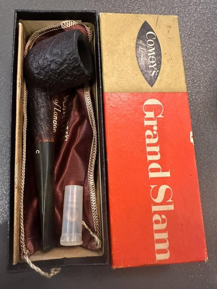 غليون تدخين من طراز "Comoy's Grand Slam" يأتي في صندوقه الأصلي.المنتج مصنوع في لندن، إنجلترا، ويُعتبر قطعة راقية جدا
*********** واتساب المحل في السليمانية يوجد توصيل
