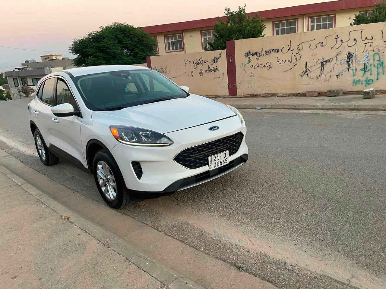 🚘 Ford Escape SE 2020
✨ لە دەستی دوو – زۆر پاک و خاوێن

✅ بۆیاخی نییە (Original Paint)
✅ گیربۆکس و مەکینە هەرگیز نەکراونەتەوە، هەمووی فابریکەن
✅ سەنەوی نوێ
✅ ژمارەی سلێمانی
✅ ئامادەی هەر پشکنین و تاقیکردنەوەیە

مواسفات:
🔹 Smart Key (بەسمە)
🔹 Push Start
🔹 شاشەی تاچ
🔹 Apple CarPlay & Android Auto
🔹 کامێرای دواوە
🔹 Cruise Control
🔹 سنسووری دواوە
🔹 لایتی LED
🔹 A/C

🔹 دەرگای دواکەوتوو (Power Tailgate)

📍 شوێن: سلێمانی

📞 پەیوەندی:
What is up☎️ *********** (ئاسیا)
☎️ *********** (کۆرەک)

📩 بۆ زانیاری زیاتر یان سەیرکردنی سەیارە، پەیوەندیمان پێوە بکەن.

