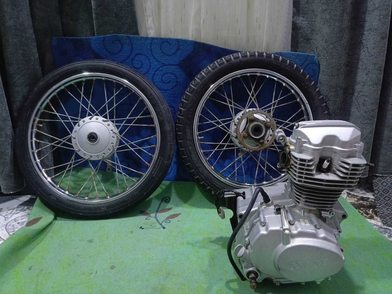 السلام عليكم غراض دراجه البيع محرك و زوج ويلاه مامي وخلفي مديل 22  السعر خاص التواصل ***********.
