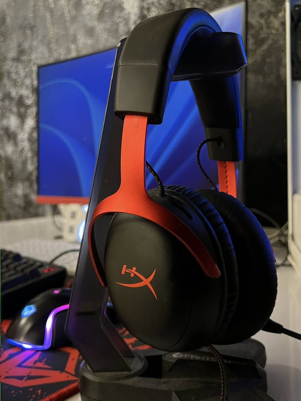 للبيع - pc Gaming
للبيع تجميعة كمبيوتر ألعاب بحالة ممتازة وتشغل أغلب الألعاب الحديثة بسلاسة.

المواصفات:
 • المعالج: AMD Ryzen 5 3600
 • المذربورد: ASUS TUF X470-PLUS Gaming
 • الرام: G.Skill 16GB 3600 RGB
 • كرت الشاشة: GALAX RTX 3060 12GB
 • SSD: 256GB Lexar
 • HDD: 1TB
 • الباور سبلاي: EVGA 700W
 • الكيس: XPG Invader
 • الشاشة: 165Hz Gaming
الملحقات سماعه هايبر اكس كلاود 3 - ماوس مشن - كيبورد 

مناسب للألعاب القوية والتصميم والمونتاج
السعر 800 الف قفل


**إذا كنت صاحب هذا الإعلان وتريد حذفه لأي سبب، رجاءا أرسل رسالة إلى الدعم الفني**