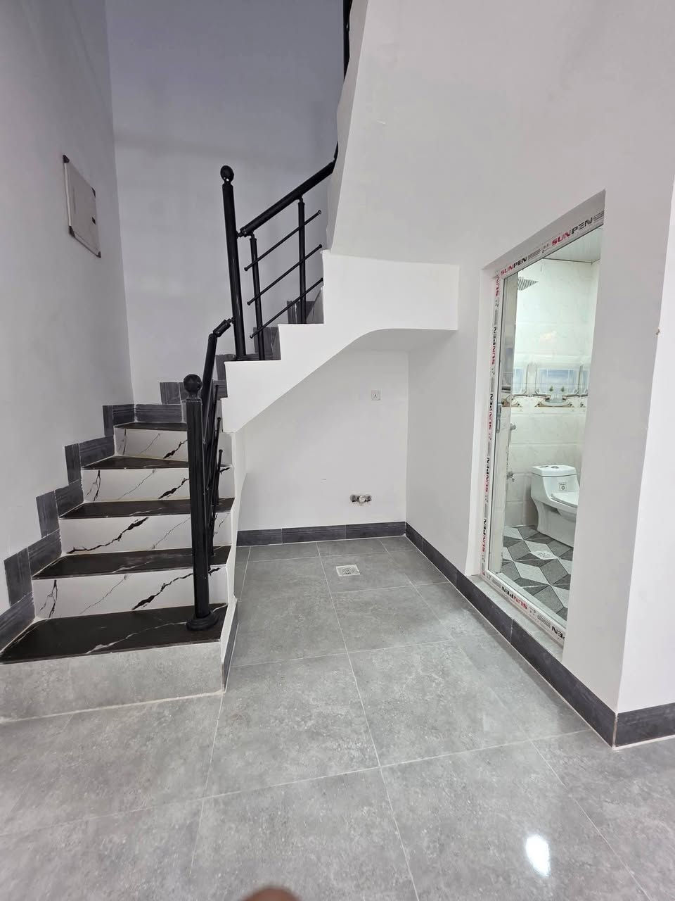 السلام عليكم بيتين زيرو للبيع / القادسية - حي الشهداء
مساحة البيت 126م الواجهه 7م ونزال 18م
الدار 4 غرف نوم صالة وسطية واستقبال ومطبخ
سعر الدار الواحد : 135 مليون وبي مجال
للاستفسار: ***********
