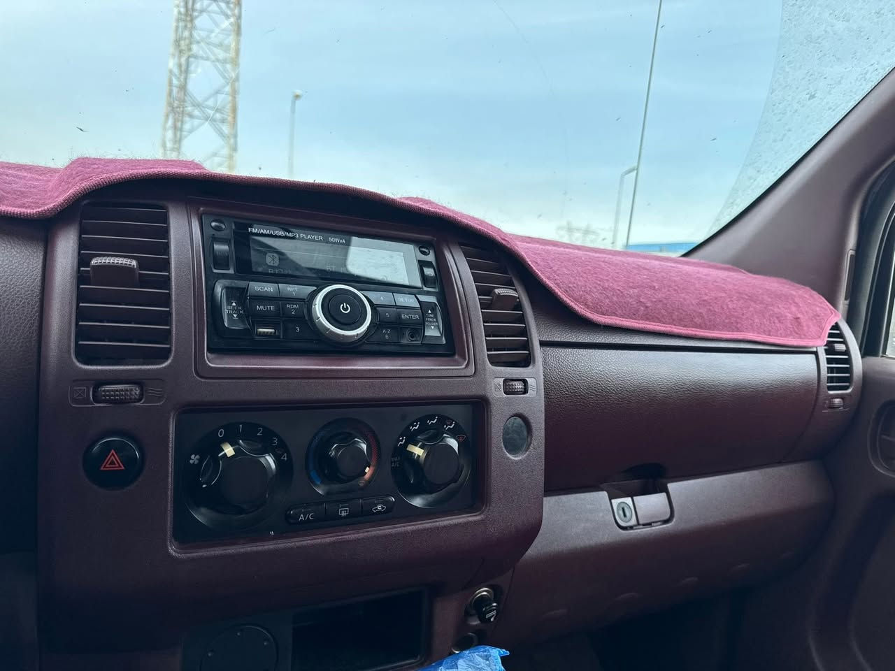 نيفارا موديل ٢٠١٣
رقم انكليزي 
شهر ١١ ٢.٢٥ جدد السنويه وصفرت الضريبه 
وبدلت الرقم انكليزي وصعدت هزه يعني بالديره ماكو تعب 
الي يدور نضيف ومابيه تعب هذا النظيف 
كير محرك كفاله من الفتح مكينه ناعمه 
السياره الي يشتري مداور كبل لا وكاله  ولا شي السعر 130 وبيهه مجال تجي تشوف وتشلع عيوني 
رقم الهاتف***********
