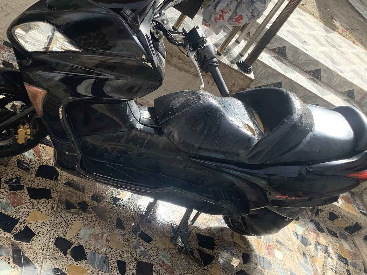 سلام عليكم دراجه فورزه مكينه كارتون
كهربائي كله شغال دراجه مناقصه شي 
وتضافته شوفت عينكم لايت زنون 
دراجه وكف بيه سلف سعره ٣٥ 
ابيع كوم حديد سعره ٦٥٠ *********** أو مراوس
