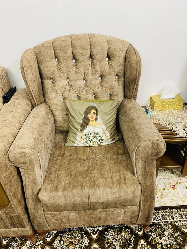 السلام عليكم .. تخم قنفات 10 مقاعد مفردة عدد 2 ثلاث مقاعد عدد 2 مقعدين عدد 1 نظيف جداً وثقيل مع ميز تلفزيون السعر 450 الف مكاني بغداد / الاعظمية . ***********
