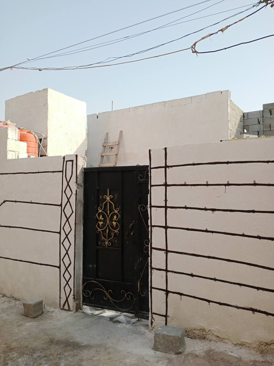 سلام عليكم بيت لبيع بجزيره بزين عابدين قريب كلش عل شارع العام مساحه البيت 130 بي غرفتين وصاله وديوانه مطبخ طابو ملك زراعي عراقي سعره 48 قابل للتفاوض ستفسار أكثر نتصال ***********
