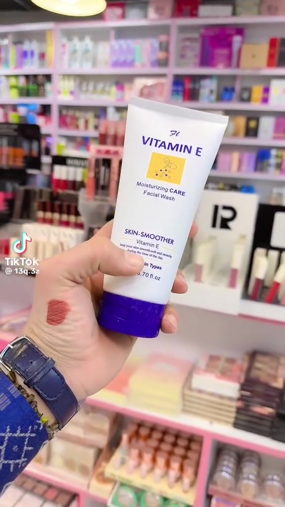 هذا هو غسول الوجه AR Vitamin E Rejuvenating Whip.الفوائد: يعمل على تنظيف البشرة بعمق وترطيبها دون التسبب في جفافها.المكونات: غني بفيتامين E، وزيت جنين القمح، والكولاجين، وبروتين الحليب.الاستخدام: مناسب لجميع أنواع البشرة، بما في ذلك الدهنية والحساسة والعادية.


**إذا كنت صاحب هذا الإعلان وتريد حذفه لأي سبب، رجاءا أرسل رسالة إلى الدعم الفني**