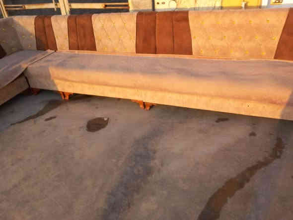 ديوان عشر مقاعد مع مفارش كامل للبيع والسعر ١٣٠ فقط اي استفسار اتصل برقم *********** خناقين
