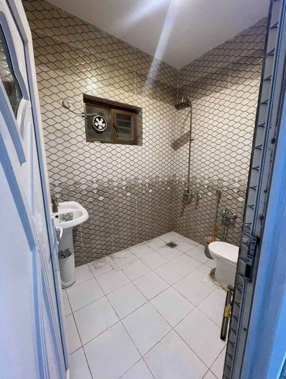 🔴شقة للايجار في الكرادة🔴
📍الموقع : كرادة - تقاطع المسبح- خلف وفر
🔷المساحة 100 متر 🔷
🔷طابق ارضي 🔷
🔷تحتوي على غرفتين وصالة ومطبخ وحمام 🔷
🔹حالة الشقة : بناء جديد🔹
🔹سعر الايجار : 900 الف 🔹
🔹يصلح ايجار : عوائل/ شركات/موظفين🔹
————————— 
🏢 شركة المستقبل للاستثمار والتسويق العقاري 
🔺نستقبل كافة عروضكم وطلباتكم 
🔺للاستفسار : 
***********
