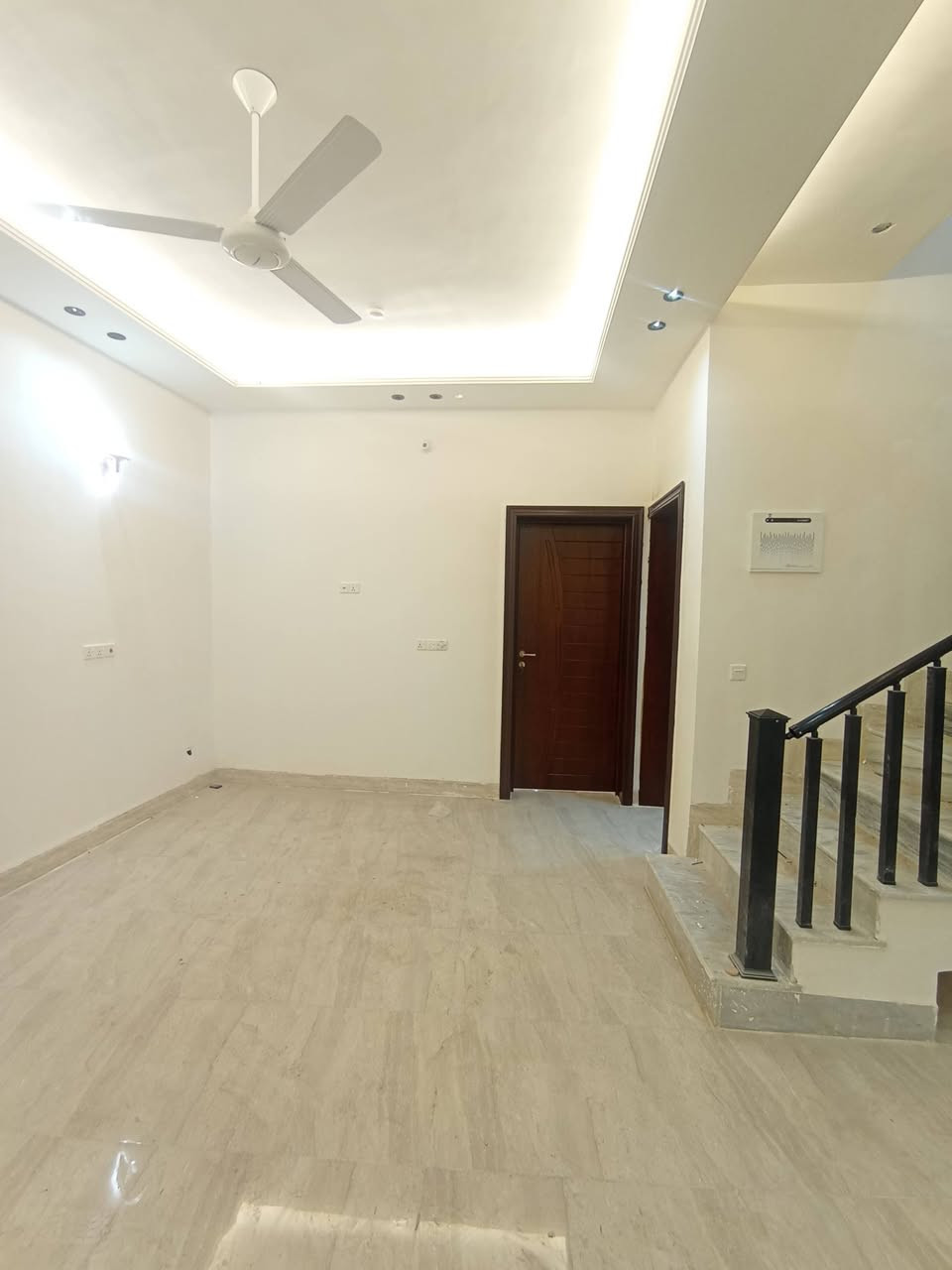 دار للبيــــــع بناء حديث حله نادر الأولى قريب جدا على الشارع الخدمي 

المساحــــــة  200 متر طابو زراعي سند 25 

مــــــحتويات الـــــــدار طابقين بناء حديث درجة أولئ
     
الطابــــــــــــــق الأرضـــــــــــــي

غرفتين نـــــــوم وصاله وكليدور ومطبخ حار وبارد ومجمع صحيات داخلي وخارجي وكراج سياره 

الطابــــــــــــــق الثانــــــــــــــــي

ثلاث نـــــــوم وكليدور ومجمع صحيات 

لـــلاســــتـــفـــســـار
 ***********
***********
مراجعة مكتب سومر للعقار نادر الاولى على الشارع الخدمي قرب حسينيه حنتوش
