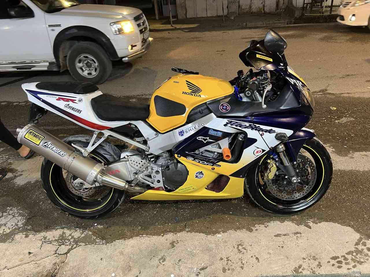 سلام عليكم…بطح٩٢٩ كير محرك شرط ما بي اي عيب تايرات جديد كهربائيات شغال كامل شرط ما بي أي عيب أوراق كامل منفيس و عقد شرط العنوان كركوك ناحيه التون كوبري رقم موبايل *********** السعر ١٧بي مجال بسيط…
