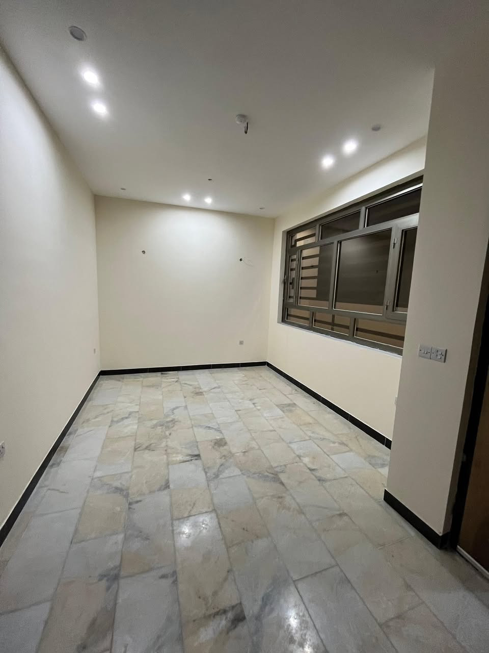 🏡 للإيجار – بيت حديث بناء 2025
📍 الموقع: المنصور – خلف مطعم صاج الريف.  

✨ المواصفات:

* 3 غرف نوم
* صالتان
* مطبخ
* خدمات متكاملة
* بناء حديث (2025)
* موقع متميز وهادئ
* مناسب جدًا للعوائل

📞 للاستفسار:***********
