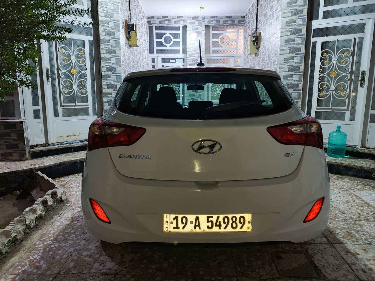 السلام عليكم 

الالنترا هاشباك 2017 وارد امريكي 
فئة GT 
محرك 2.0 GDI فوك نضافة 
حادثهة من امريكا بنيد ومصلح نفسة 
فول نضافة تبريد ثلج شلعة سرعة الاستجابة فورية 
خاصية بلوتوث مانع انزلاق والى اخره.... 
سوناره موجود 
رايدهةب105وبيهة مجال لطيبين. 
ارقام الاتصال 
***********
***********
