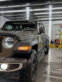 JEEP GLADIATORO جيب جلاديتر. 🛻 لون مميز اسمنتي  رقم وسنويه جديد موديل ...