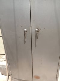 لوكر حديد بابين خانات ام 4 موبايل عدد2 ايباد 1 تلفزيون نوع قديم 2 مبرد...