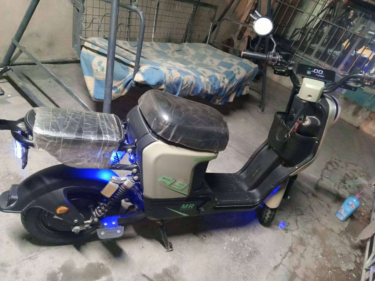 السلام عليكم دراجه R9. اخت الجديده للبيع موديل 2024  خمس بطاريات كبار سرعه 99 حقيقي نضام الP لايت  زنون عالي ناصي اشاير وهوره كله شغال دراجه خير من الله نضيفه بمعنى الكلمه مابيه اي نقص السعر 350 💸 وبيها مجال بسيط للشراي مكاني بغداد الامين الثانيه وهذا رقمي ***********☎️
